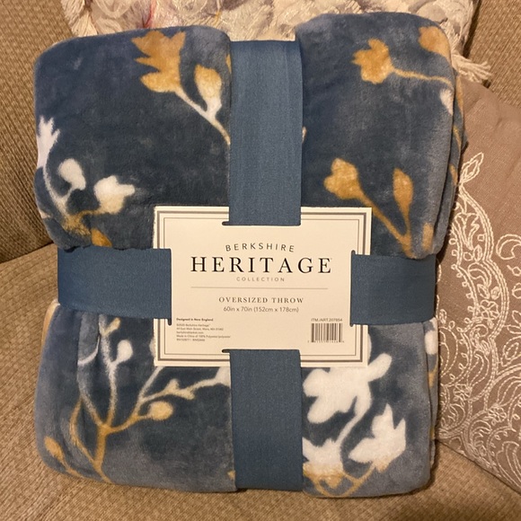 💙💛🤍NWT Berkshire Heritage Collection Oversized Floral Throw Blanket - Picture 7 of 7